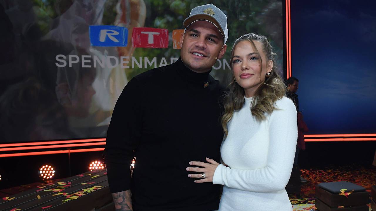Das Foto zeigt Pietro Lombardi mit seiner Verlobten Laura Maria Rypa beim RTL-Spendenmarathon 2023 am 17.11.2023 im EMG Studio 8 in Hürth.