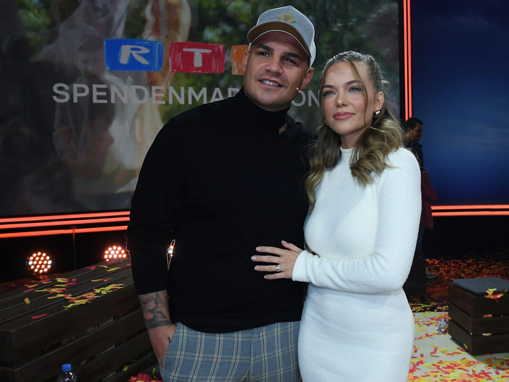 Pietro Lpmbardi mit seiner Verlobten Laura Maria Rypa beim RTL-Spendenmarathon 2023 am 17.11.2023 im EMG Studio 8 in Hürth.
