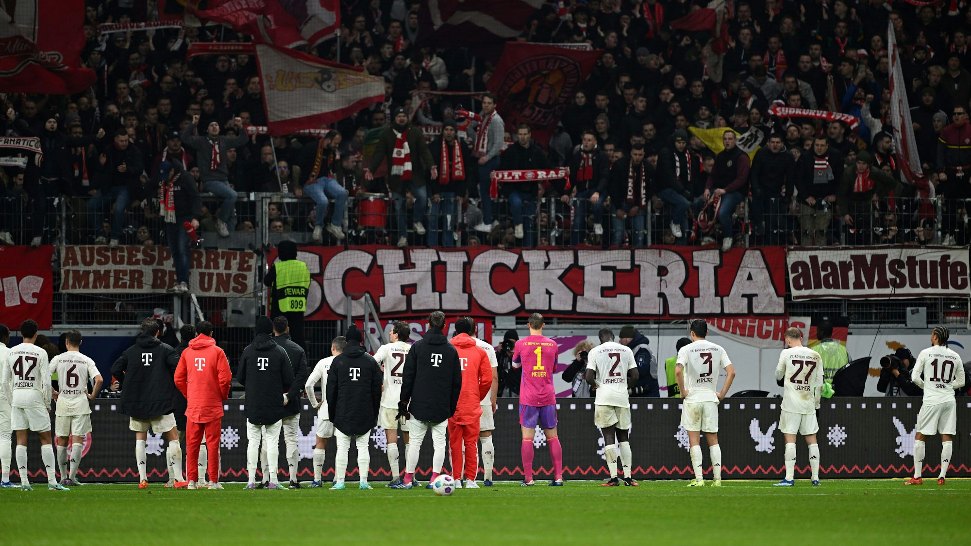 Die Spieler des FC Bayern München vor ihren Fans nach dem 1:5-Debakel bei Eintracht Frankfurt am 9. Dezember 2023.