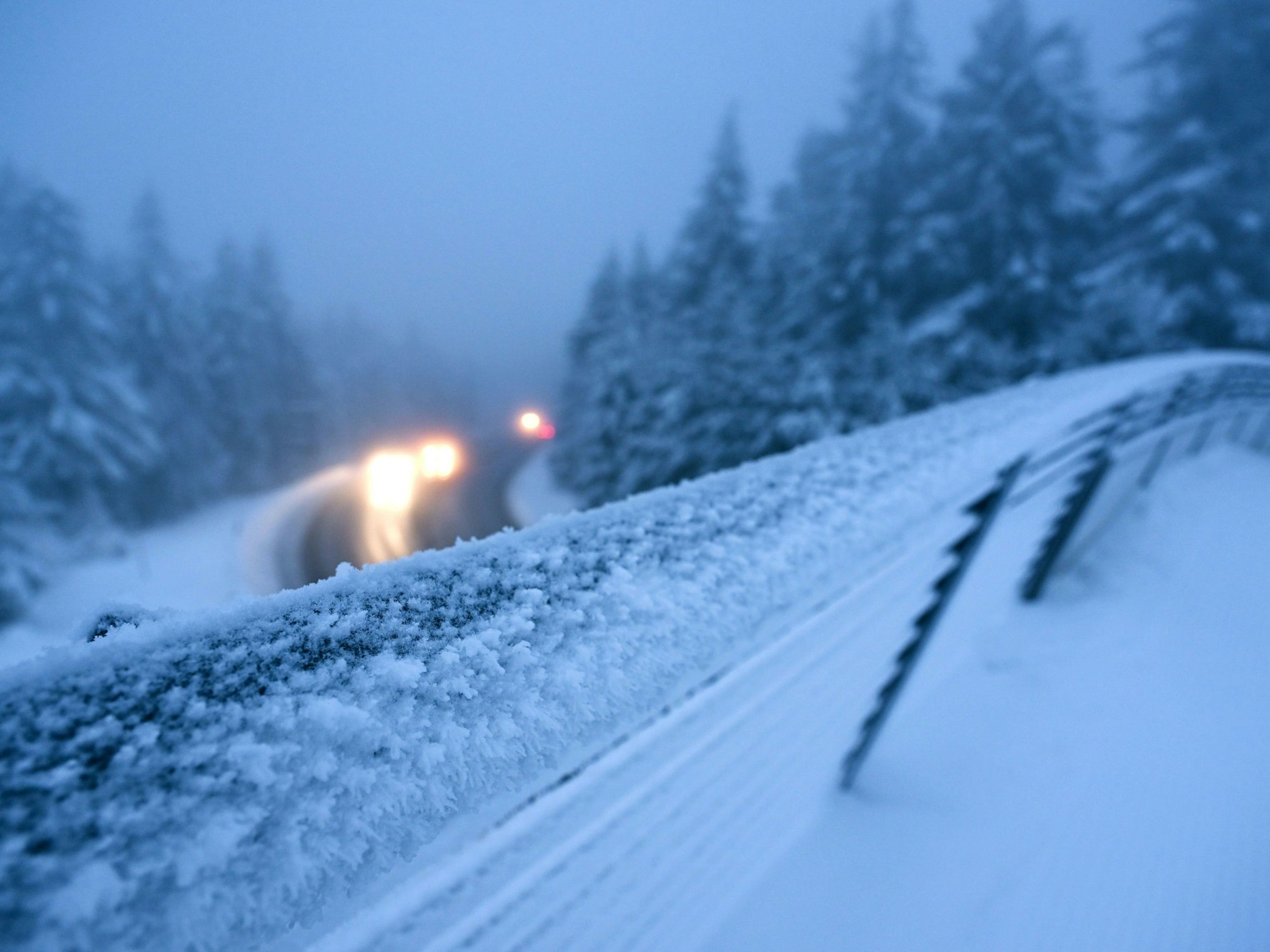 Autos fahren auf der Straße zwischen Zella-Mehlis und Oberhof im Thüringer Wald.