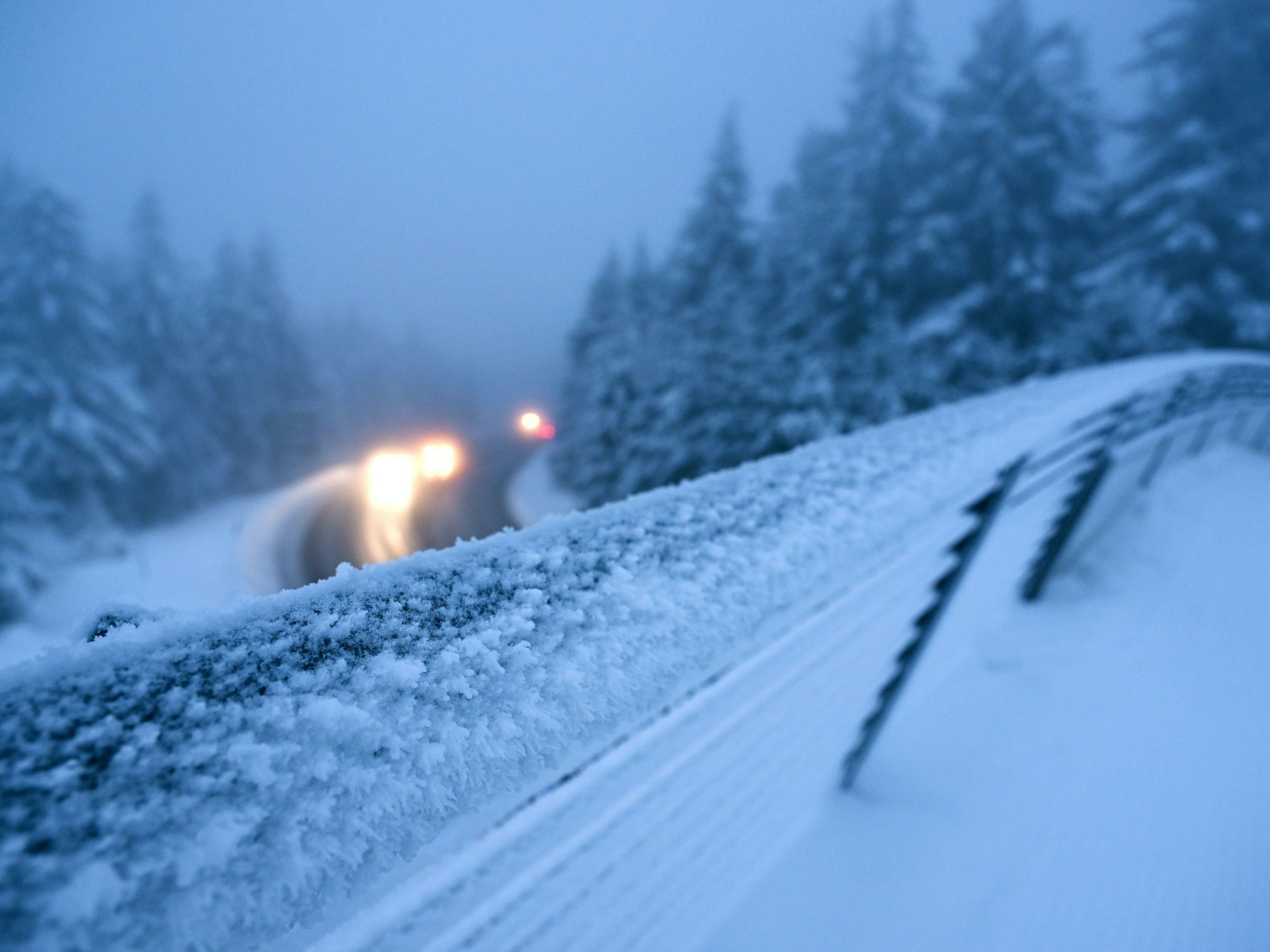 Autos fahren auf der Straße zwischen Zella-Mehlis und Oberhof im Thüringer Wald.