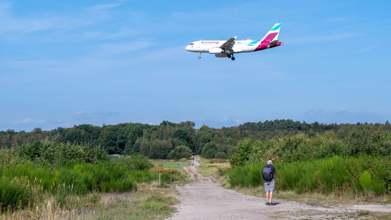Ein Flugzeug von Eurowings im Landeanflug über der Wahner Heide in Köln.