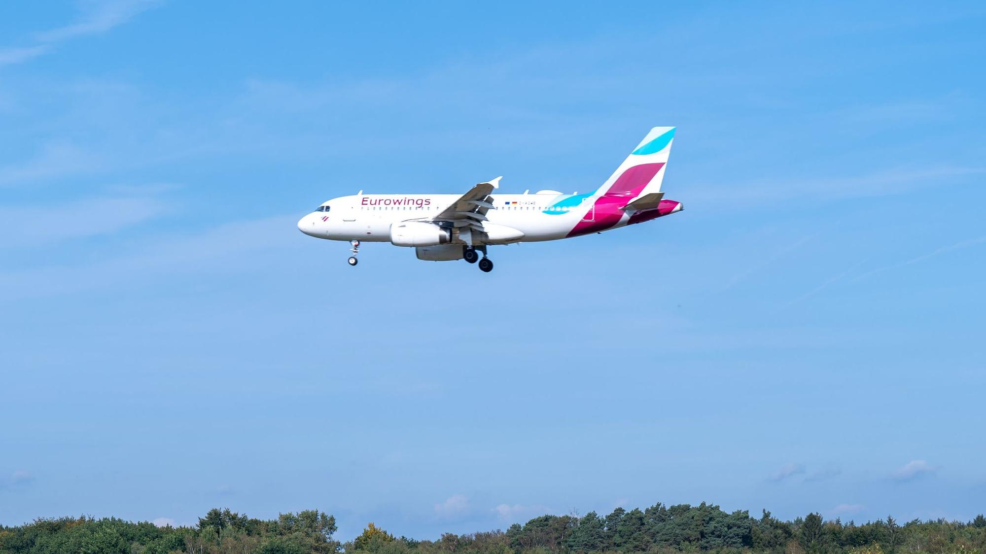 Fotos eines Flugzeugs von Eurowings, das über die Wahner Heide fliegt.