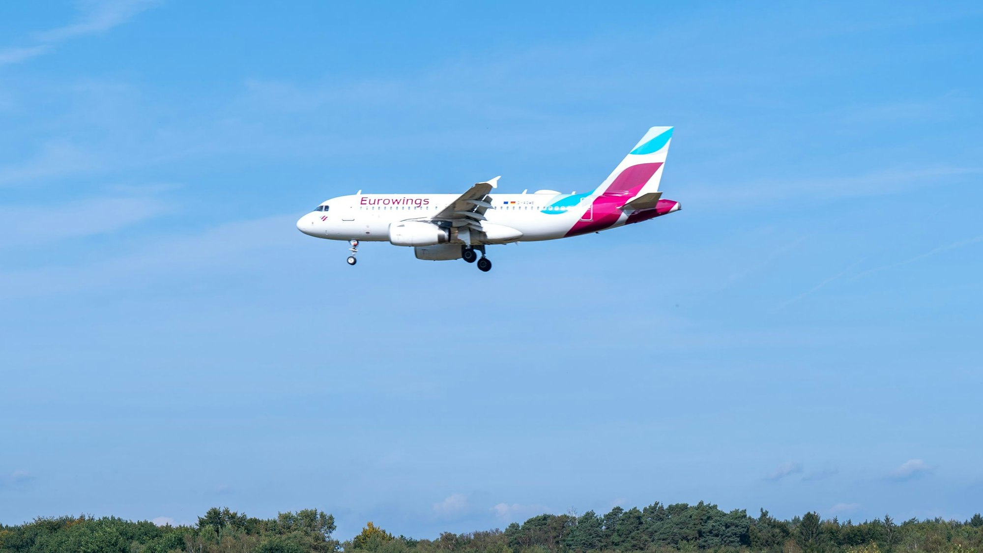 Fotos eines Flugzeugs von Eurowings, das über die Wahner Heide fliegt.