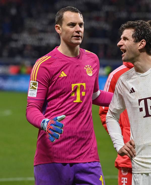 Manuel Neuer, Thomas Müller und Harry Kane (v.l.) vor der Fankuve.