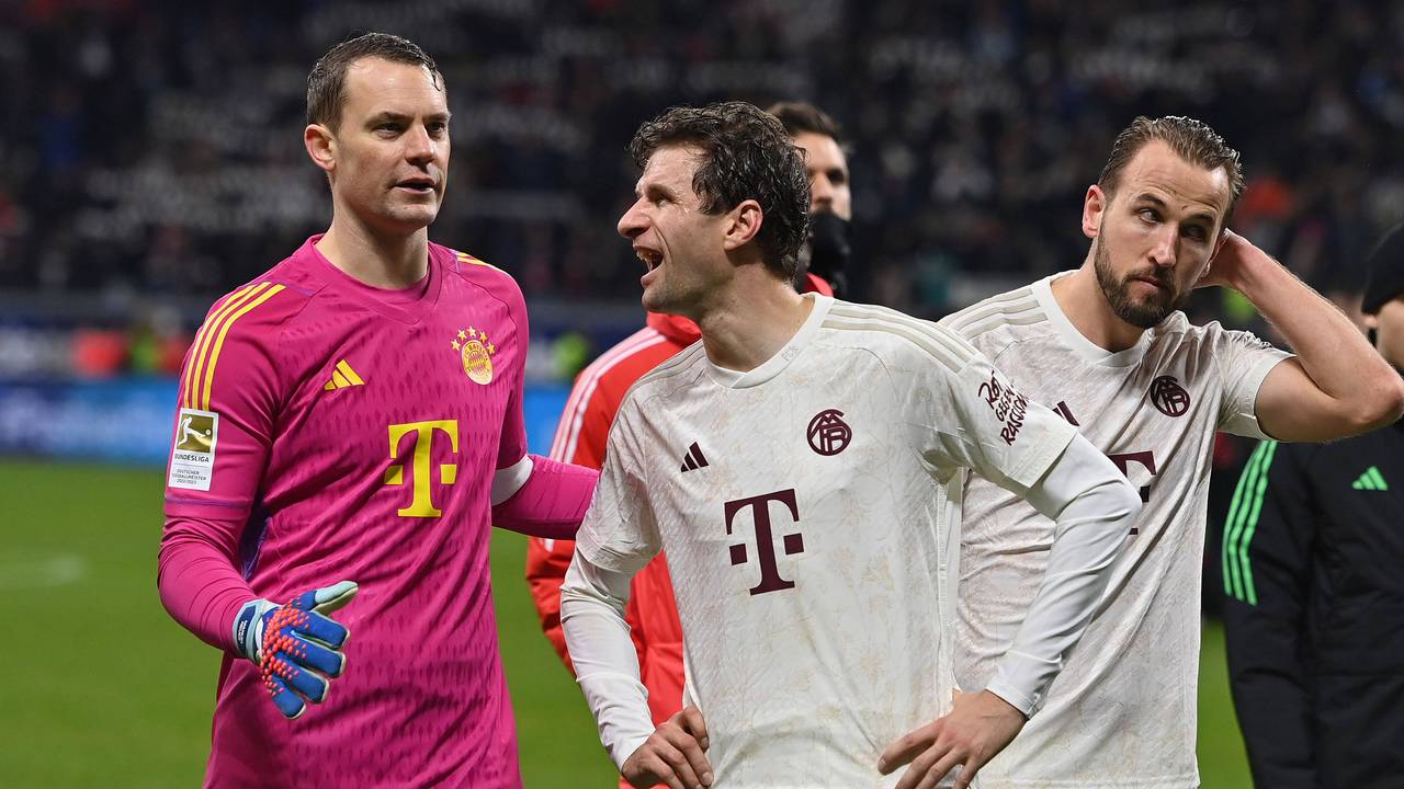 Manuel Neuer, Thomas Müller und Harry Kane (v.l.) vor der Fankuve.