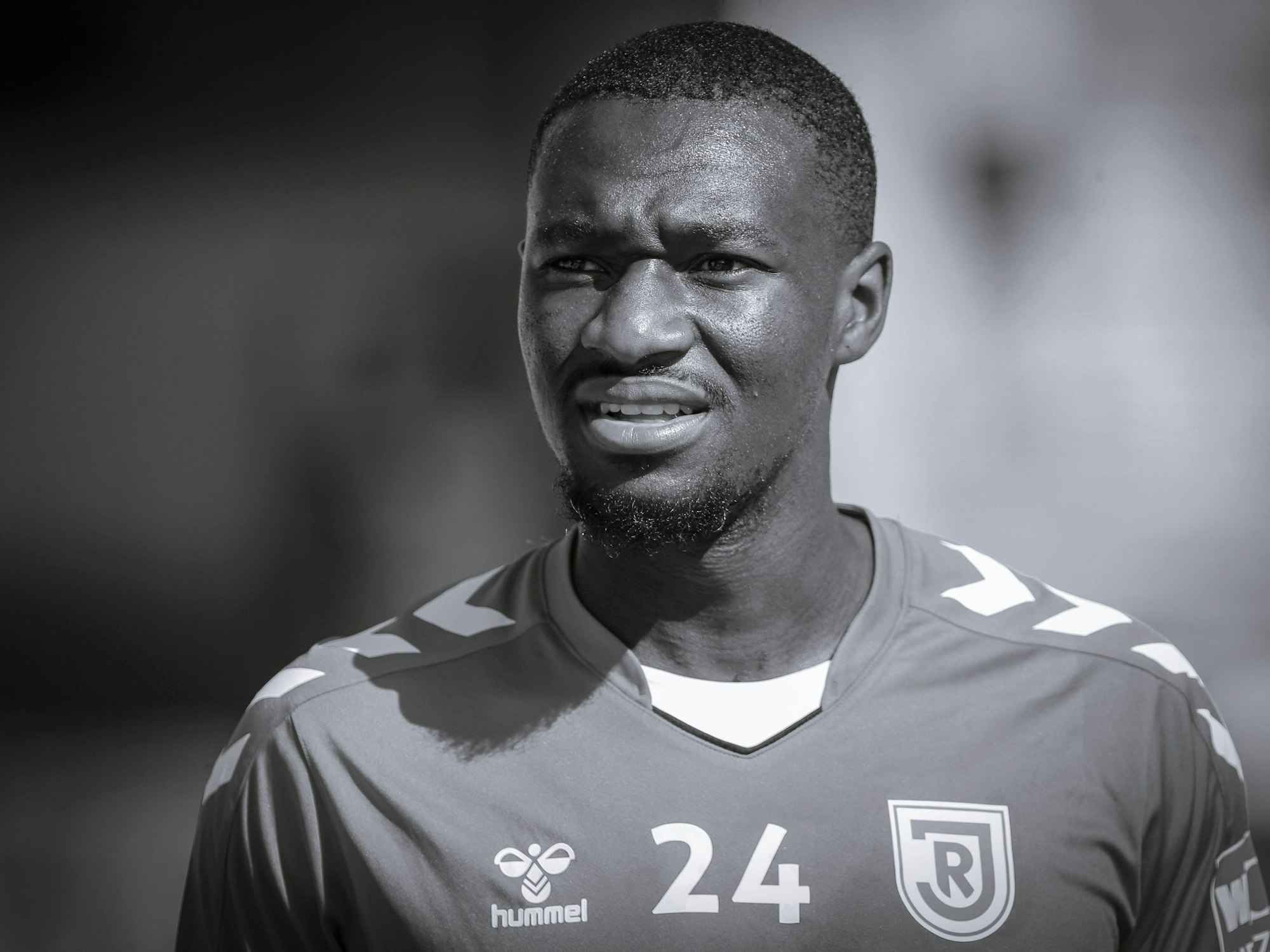 Der verstorbene Agyemang Diawusie lächlet.