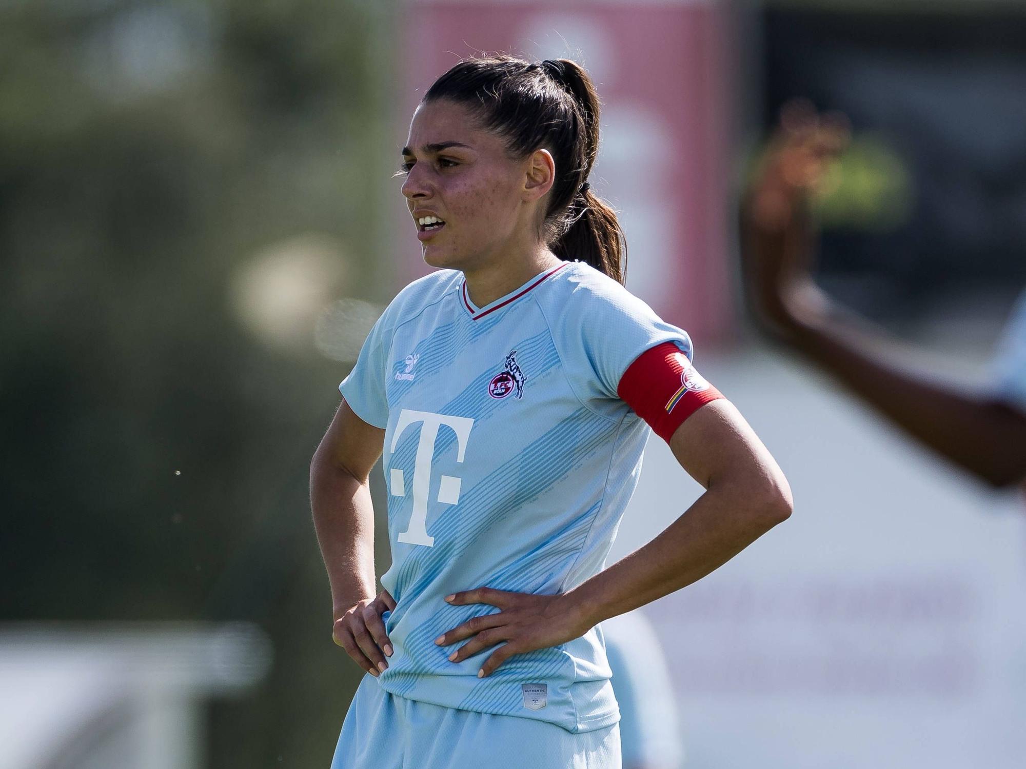 Manjou Wilde steht im Trikot des 1. FC Köln auf dem Platz.