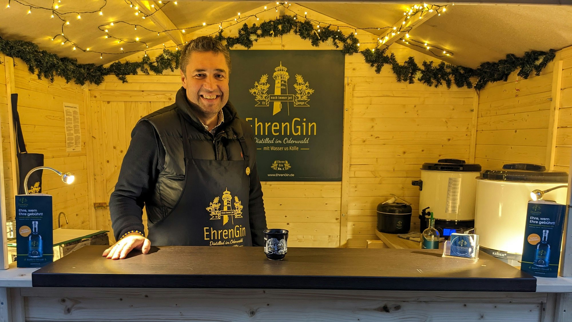 Patrick Schäfer steht in seiner Hütte auf dem Weihnachtsmarkt.