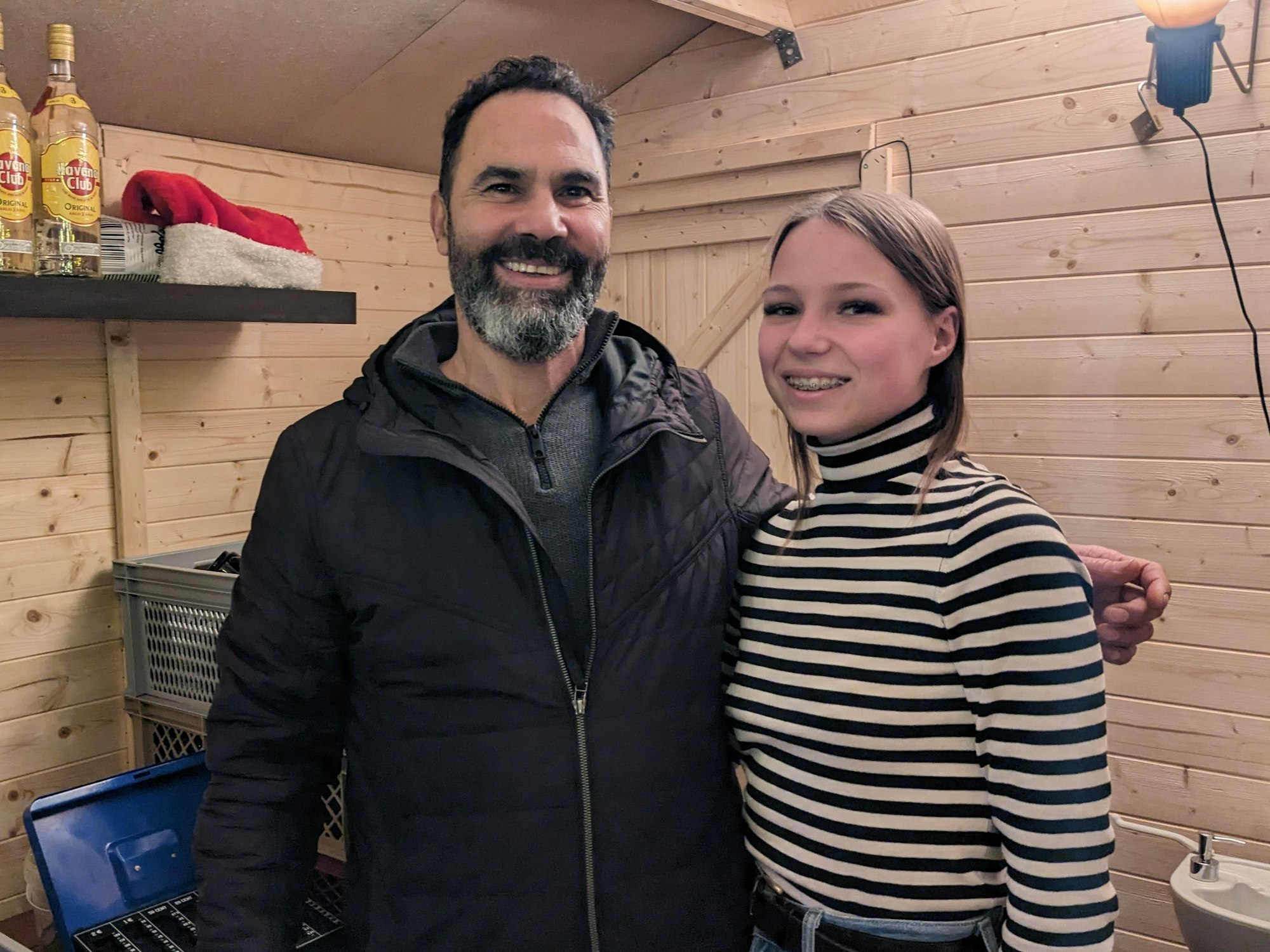 Kefah Yahya posiert mit einer seiner Mitarbeiterinnen in einer Glühwein-Bude.