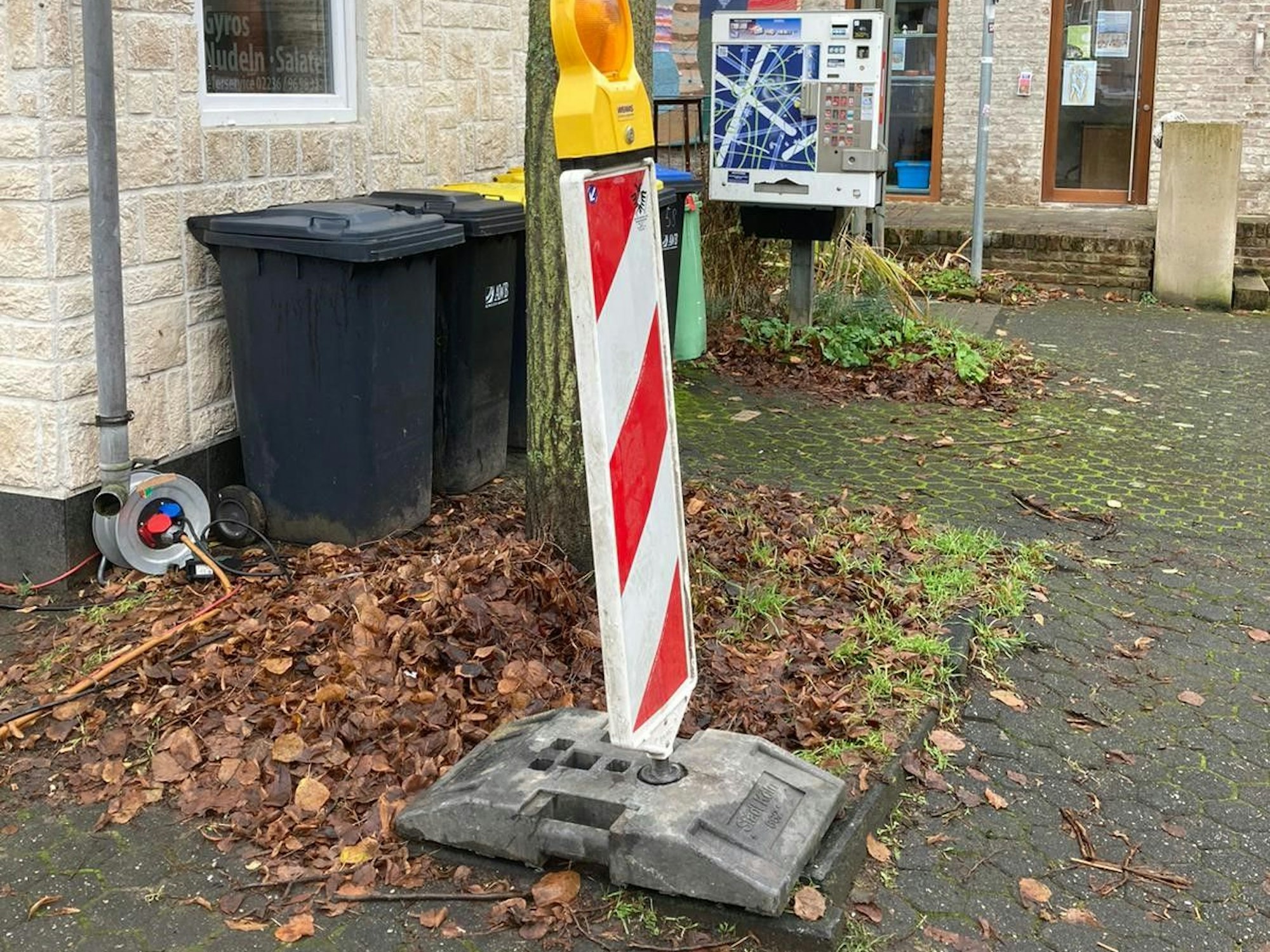 Absperrbake auf Stolperfalle am Sürther Marktplatz.