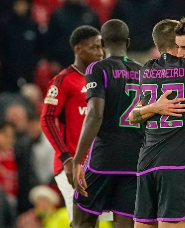 Raphael Guerreiro tröstet nach dem Manchesters Bruno Fernandes.