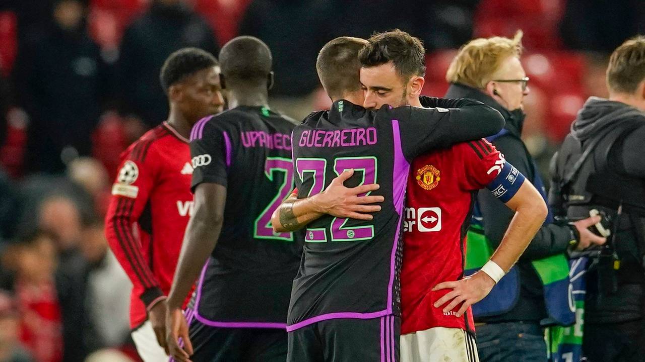 Raphael Guerreiro tröstet nach dem Manchesters Bruno Fernandes.
