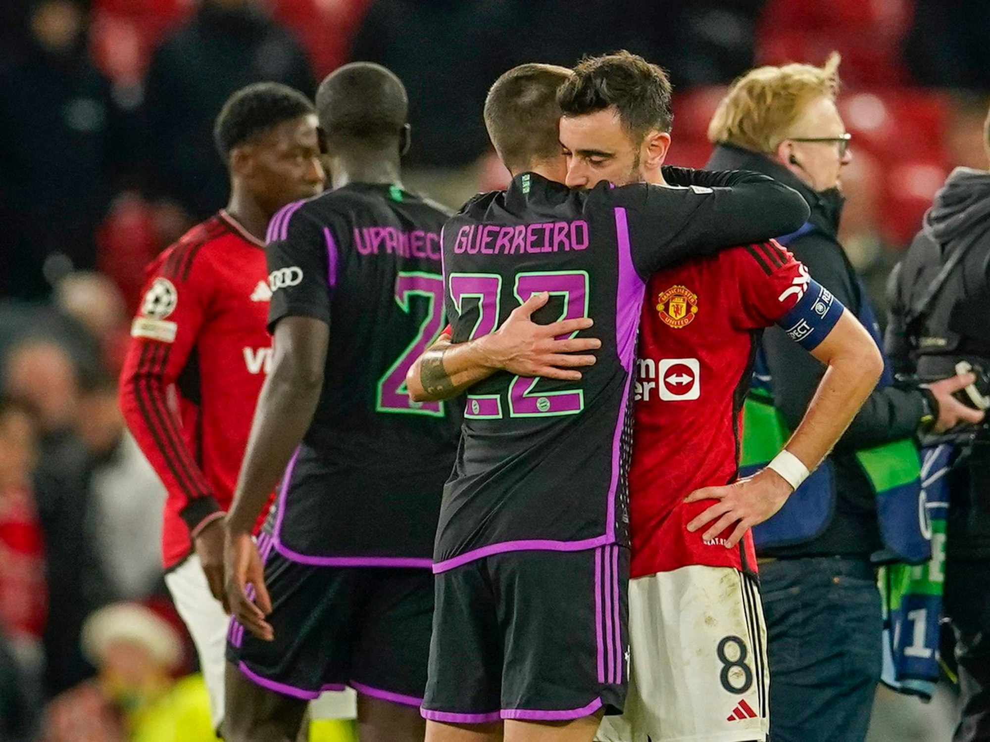Raphael Guerreiro tröstet nach dem Manchesters Bruno Fernandes.