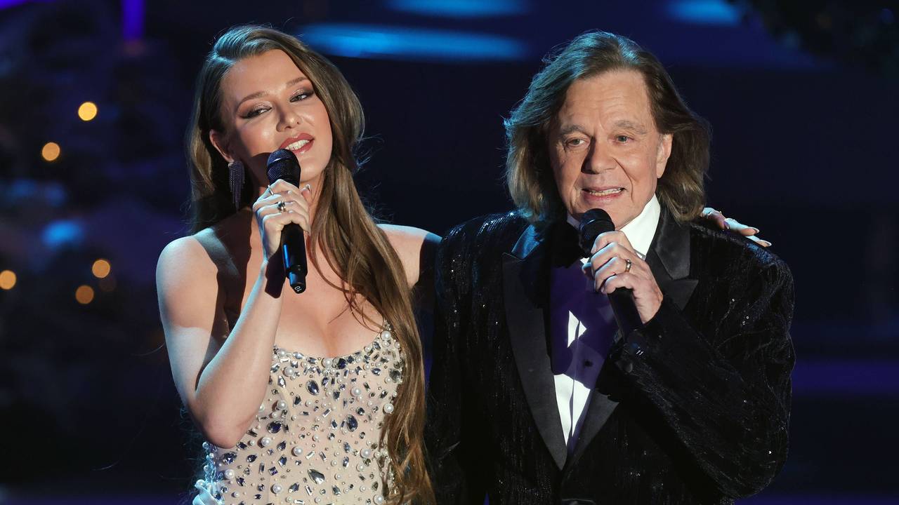 Joelina Drews singt mit ihrem Vater Jürgen Drews bei der ZDF-Spendengala mit Carmen Nebel am 7. Dezember 2023