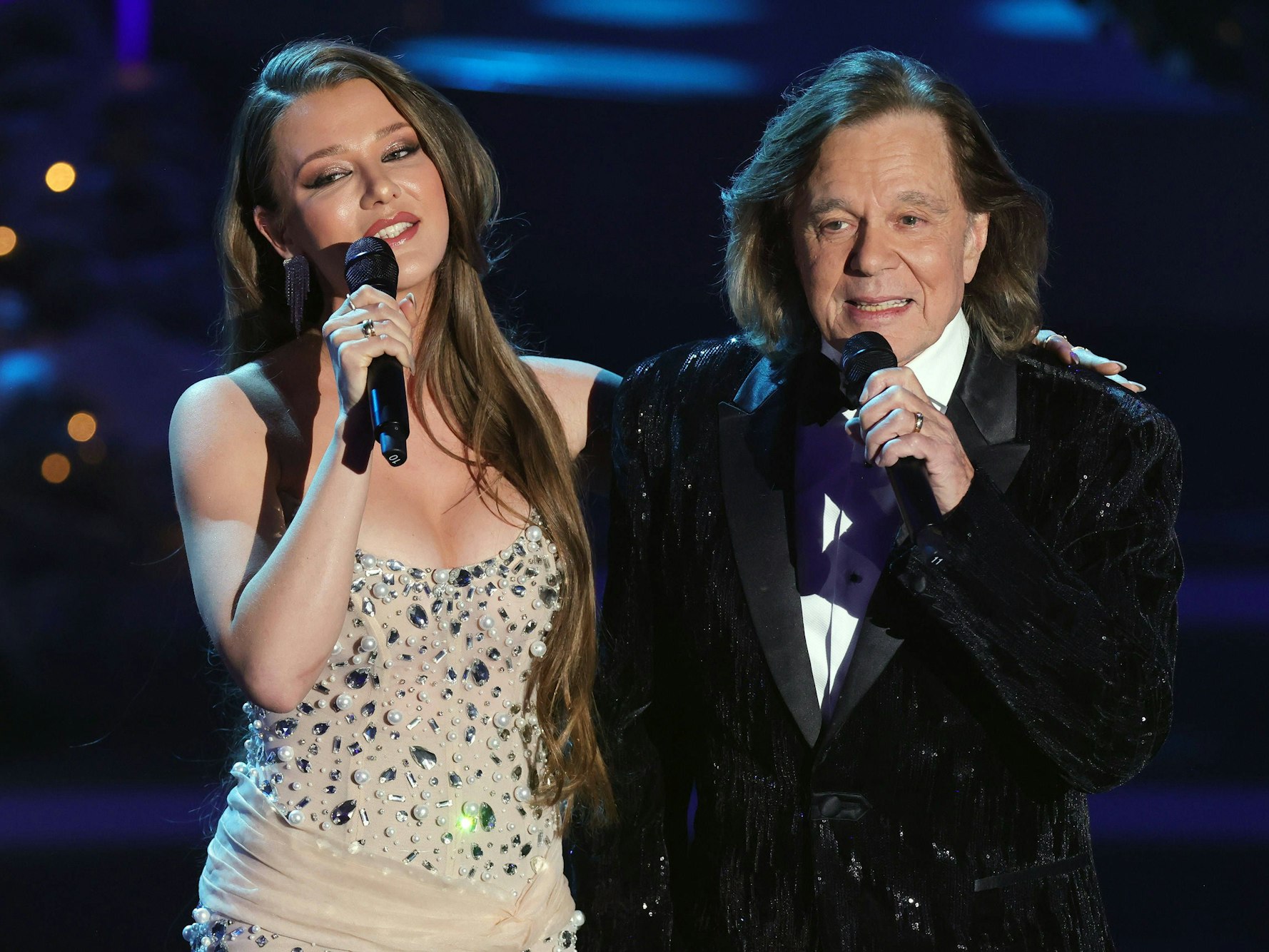 Joelina Drews singt mit ihrem Vater Jürgen Drews bei der ZDF-Spendengala mit Carmen Nebel am 7. Dezember 2023