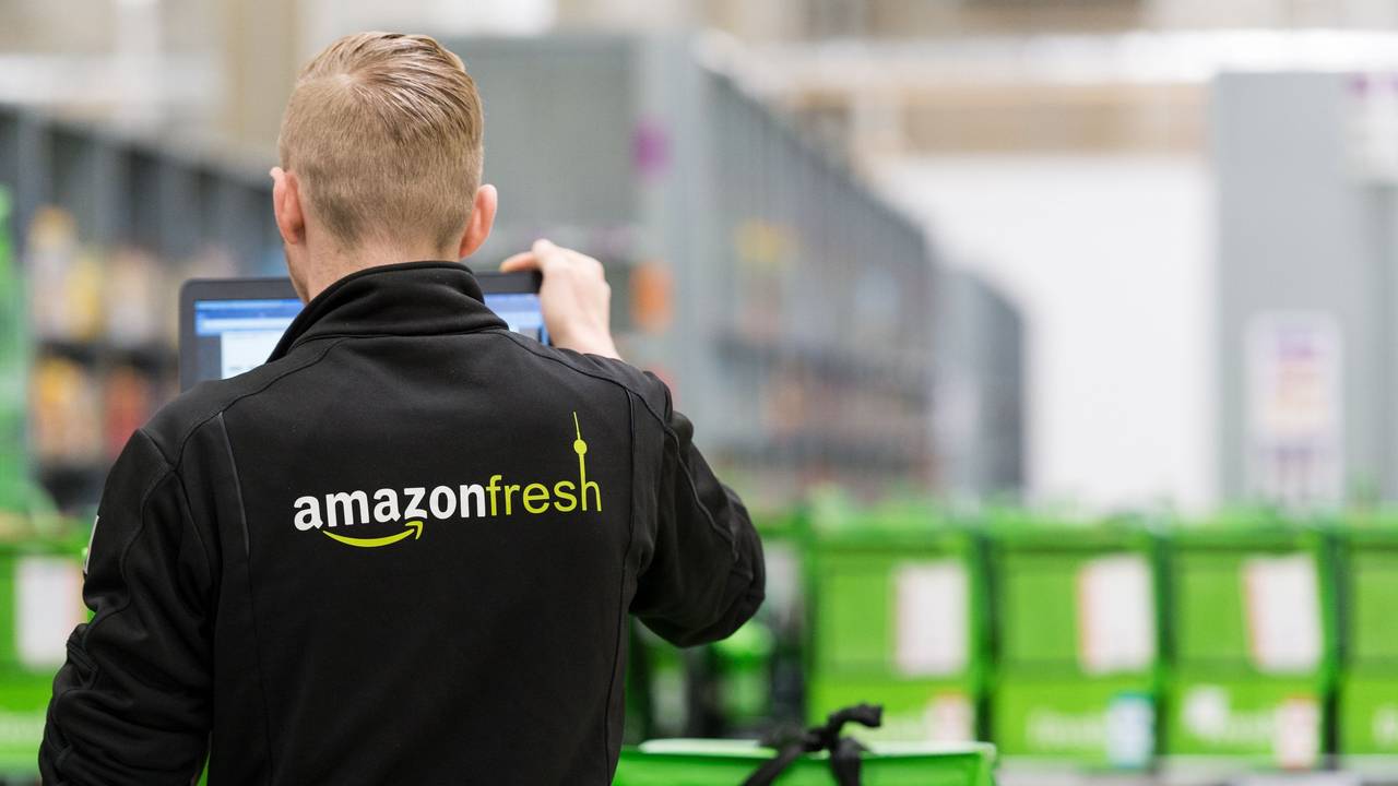 Ein Mitarbeiter des Lebensmittellieferdienstes Amazon Fresh, hier im Juli 2017 in Berlin.