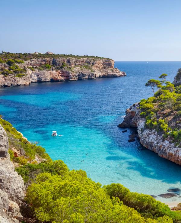 Auf dem Foto sieht man die Bucht Caló des Moro.