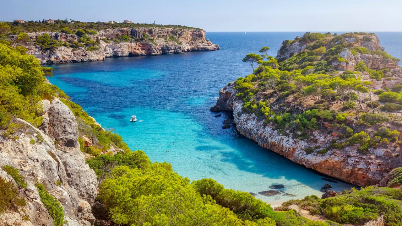 Auf dem Foto sieht man die Bucht Caló des Moro.