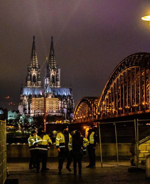 Die Hohenzollernbrücke ist seitlich zu sehen. Im Hintergrund steht der Kölner Dom.