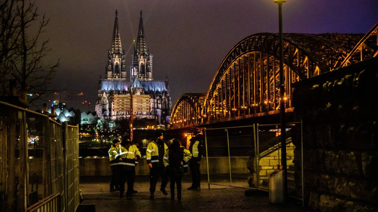 Die Hohenzollernbrücke ist seitlich zu sehen. Im Hintergrund steht der Kölner Dom.