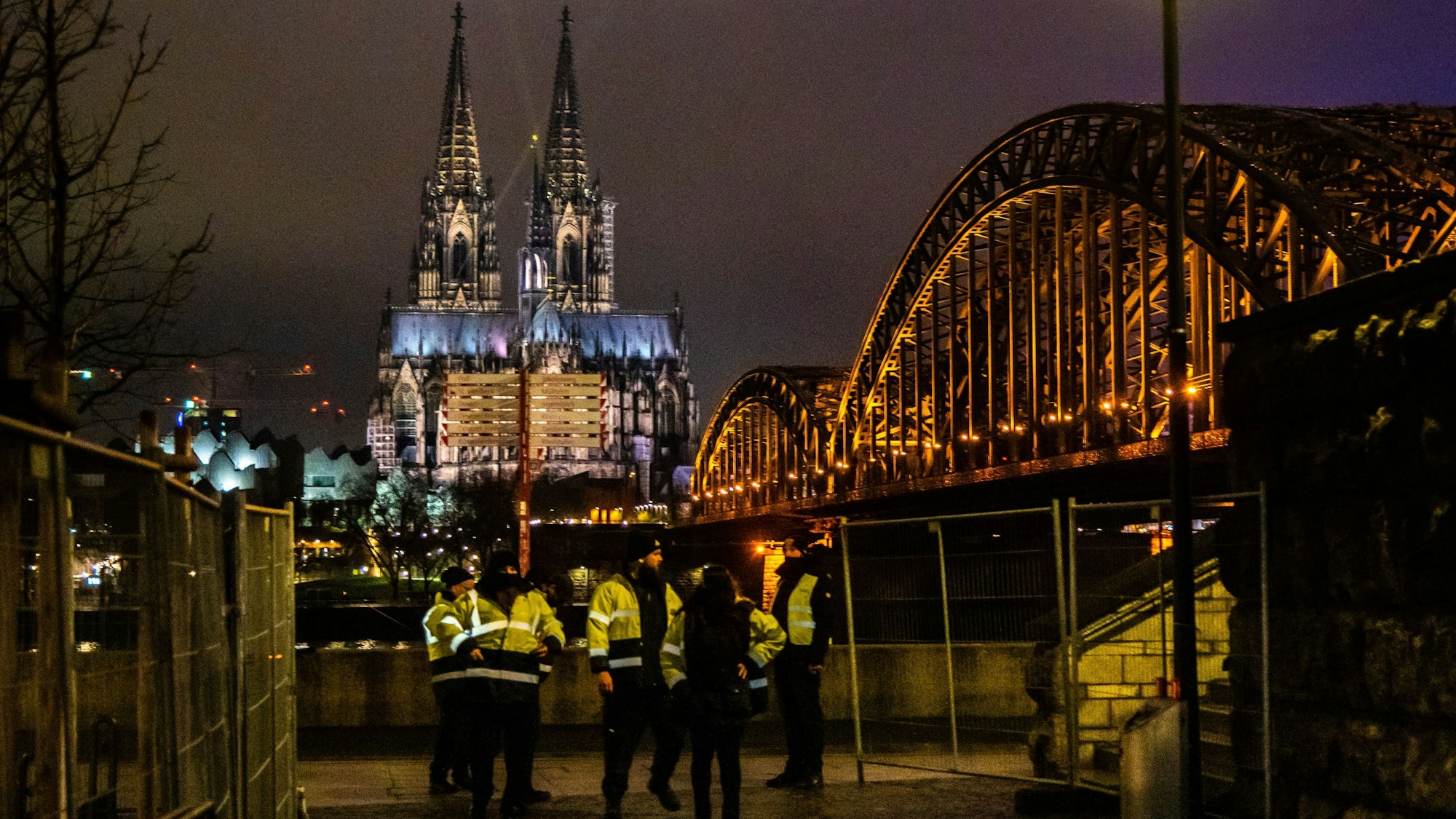 Die Hohenzollernbrücke ist seitlich zu sehen. Im Hintergrund steht der Kölner Dom.