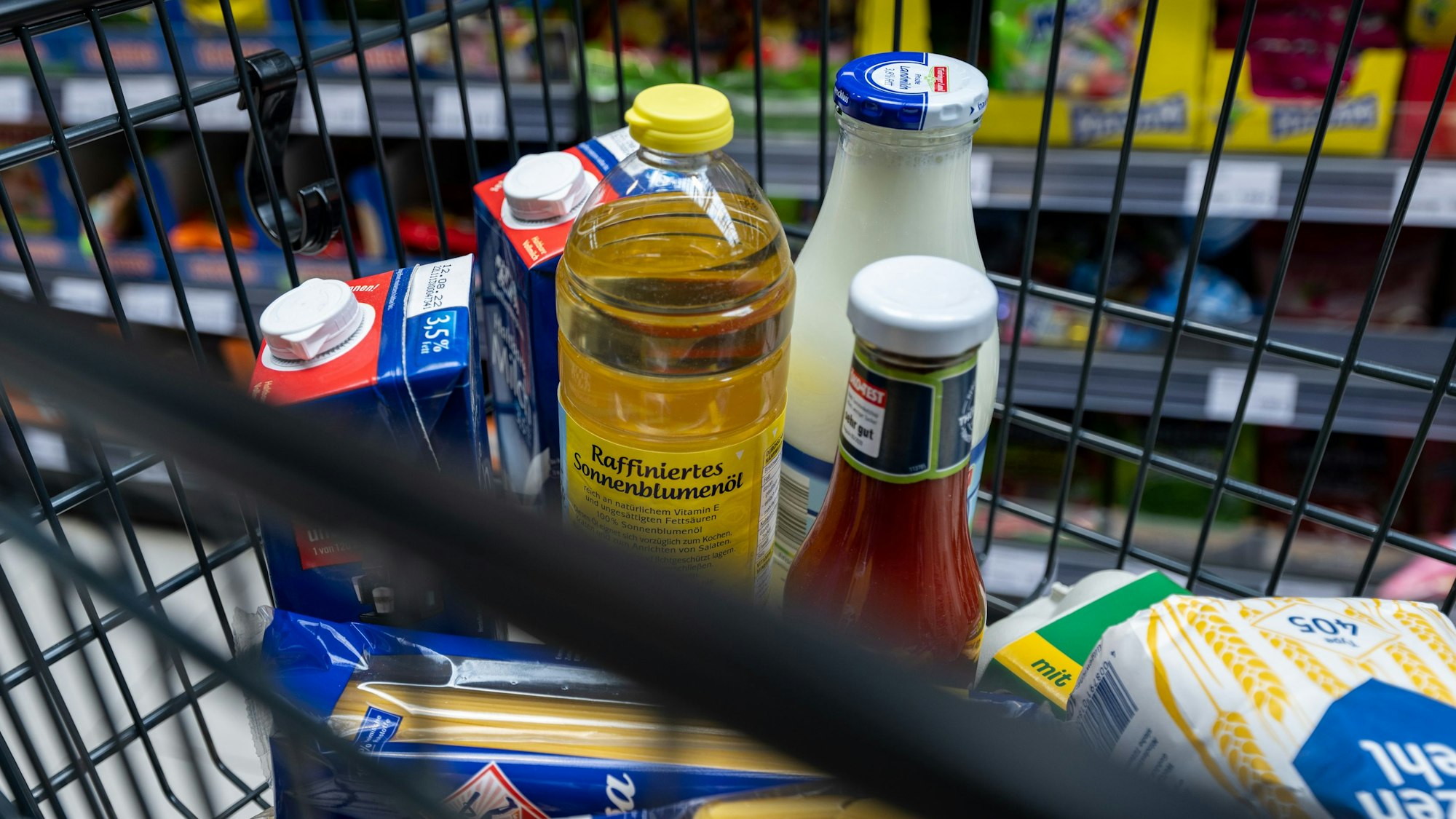 Lebensmittel liegen in einem Einkaufswagen in einem Supermarkt in Leipzig, hier im Juni 2022.