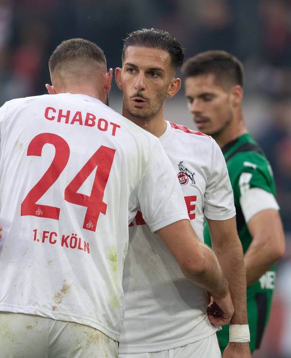 Jeff Chabot und Leart Pacarada umarmen sich.