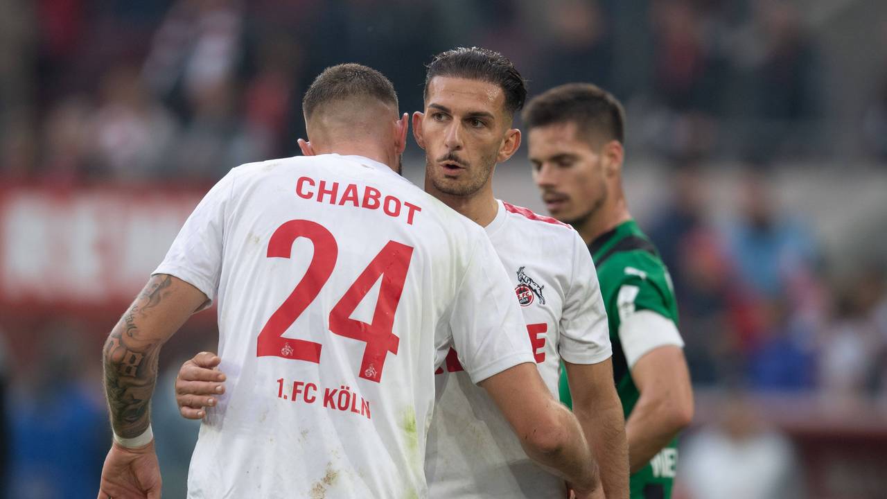 Jeff Chabot und Leart Pacarada umarmen sich.