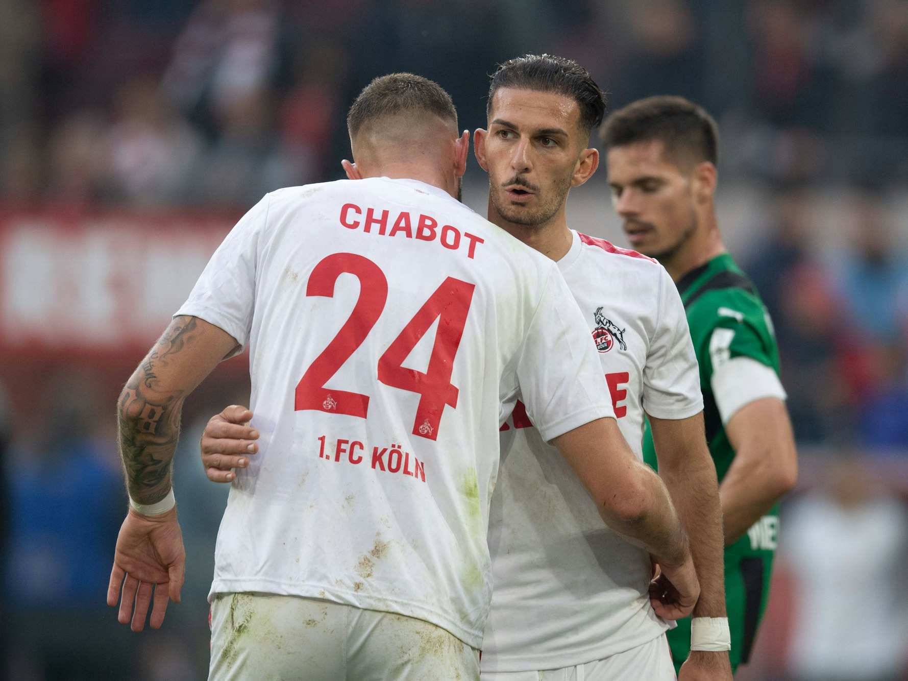 Jeff Chabot und Leart Pacarada umarmen sich.