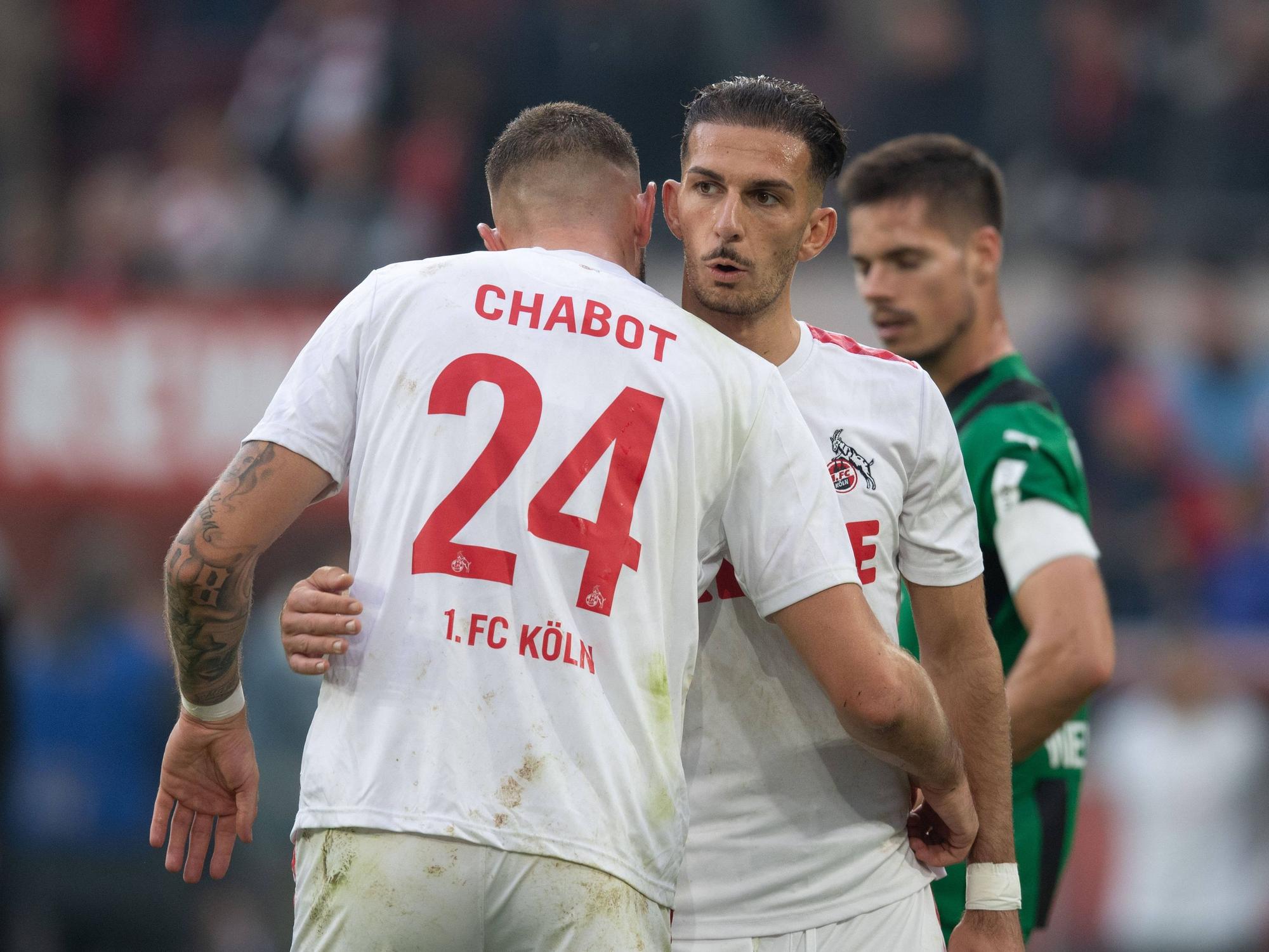 Jeff Chabot und Leart Pacarada umarmen sich.
