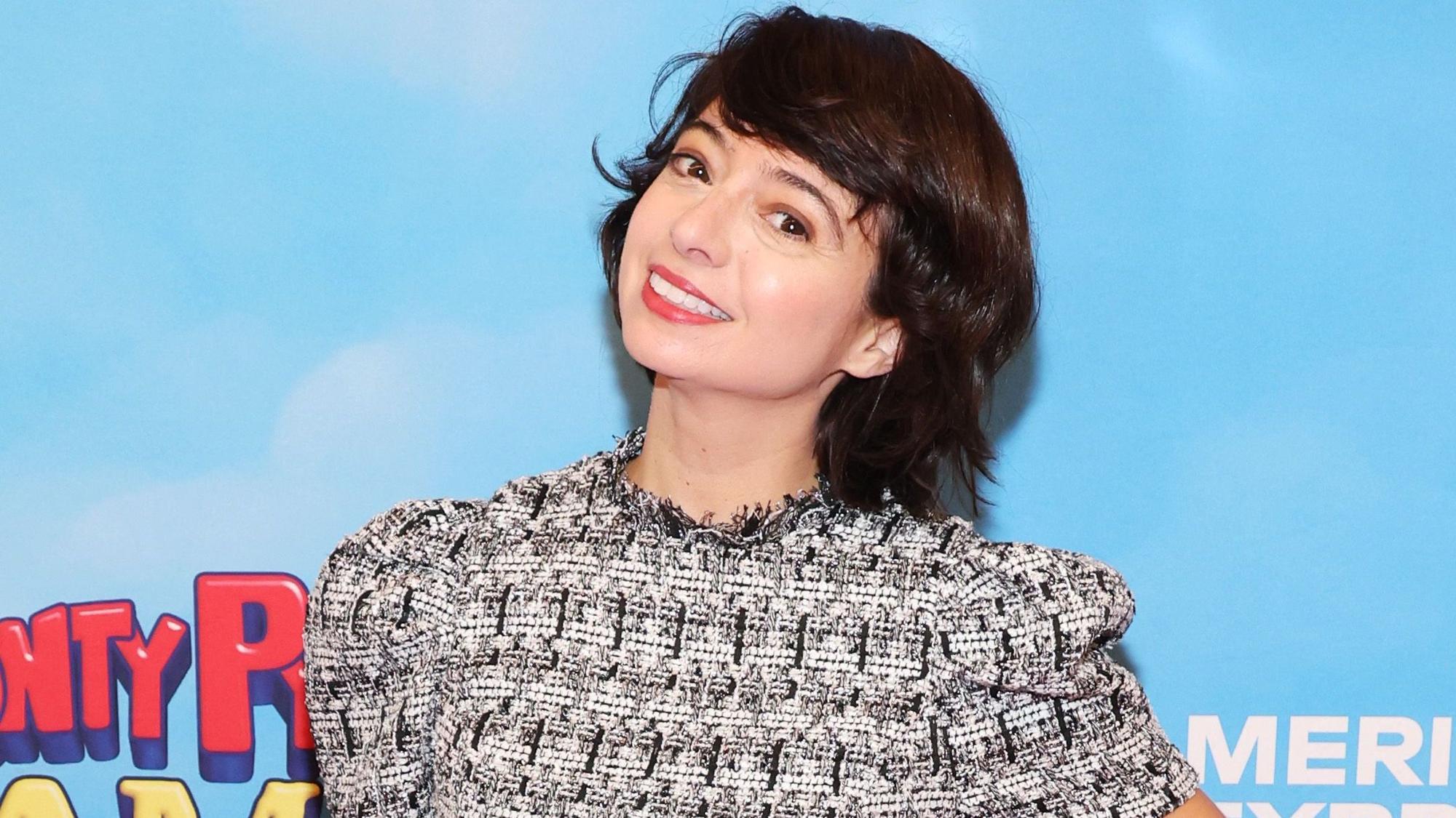 Kate Micucci besucht die Premiere von „Spamalot“ im St. James Theatre am 16. November 2023 in New York City.