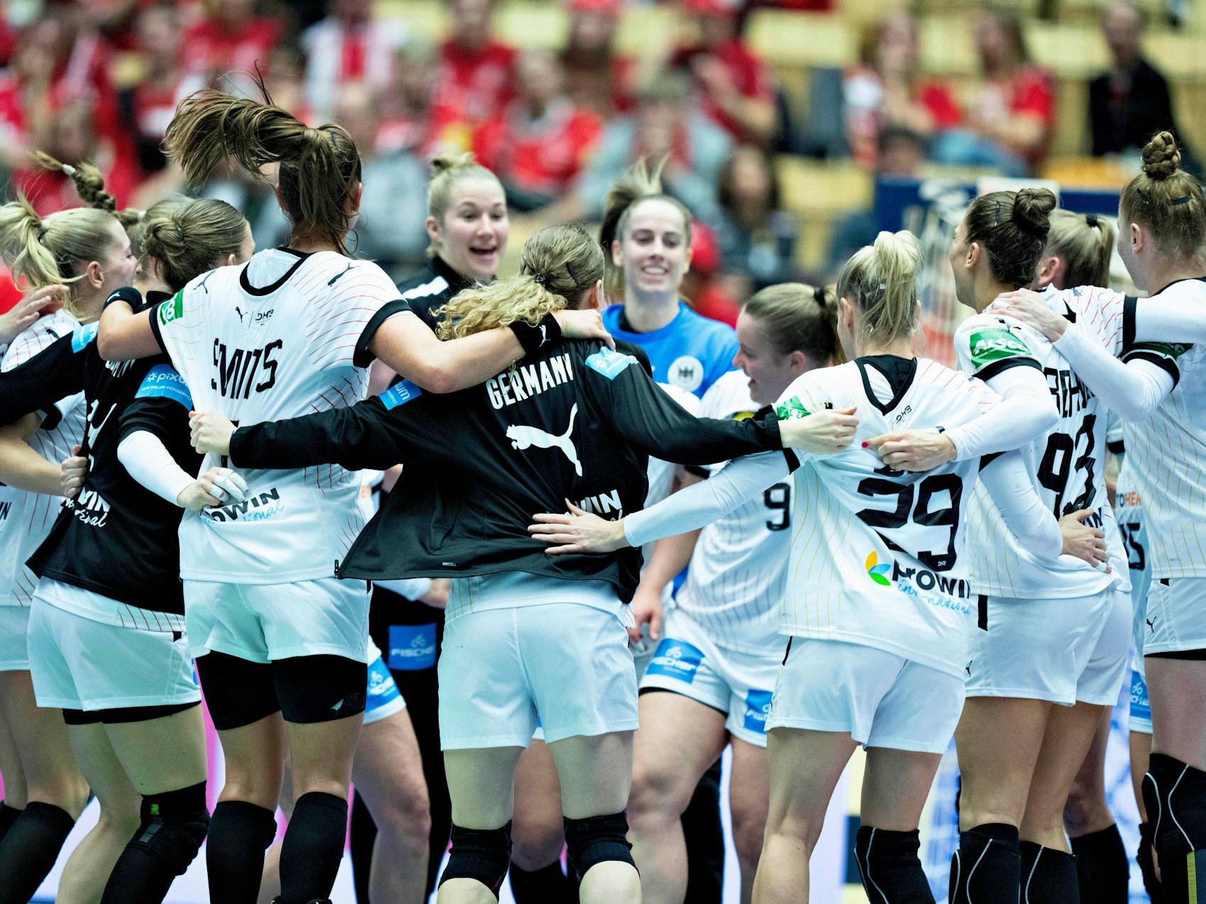 Deutsche Spielerinnen feiern ihren Sieg.