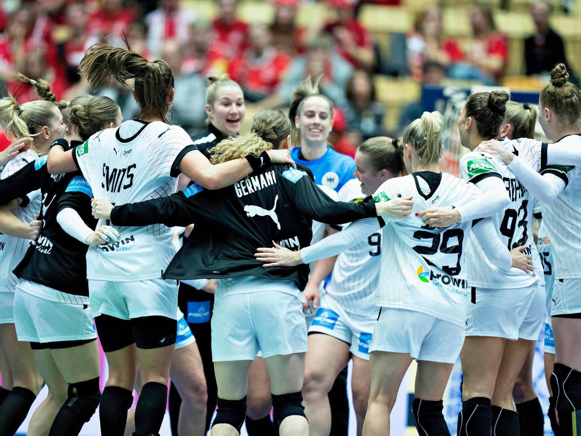Deutsche Spielerinnen feiern ihren Sieg.