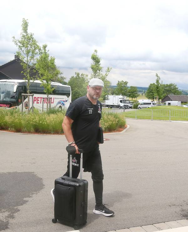 Steffen Baumgart kommt mit Rollkoffer am Öschberghof an.