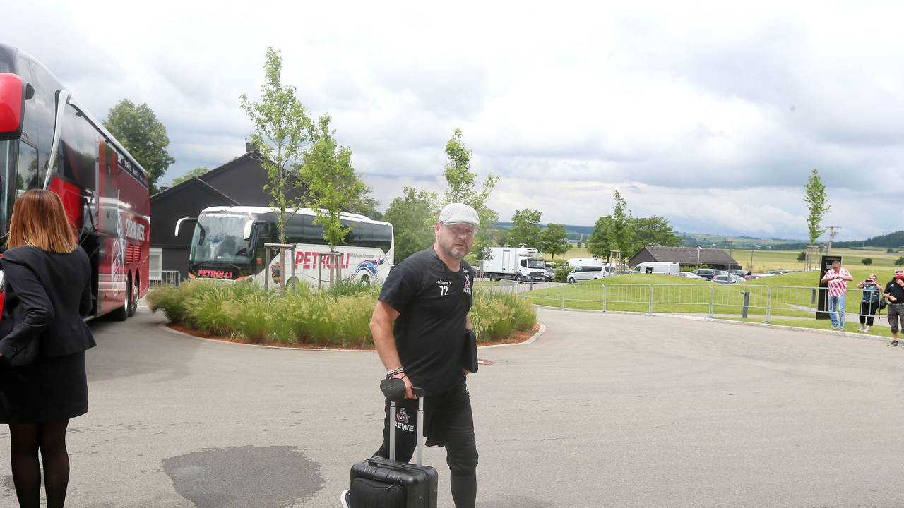 Steffen Baumgart kommt mit Rollkoffer am Öschberghof an.