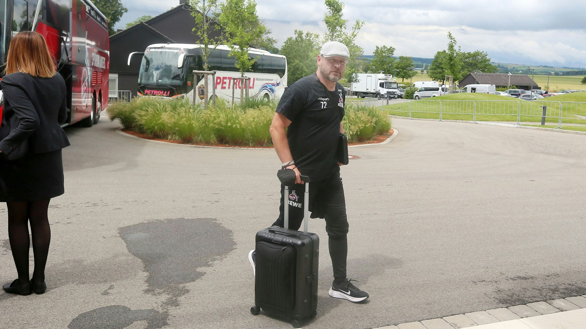 Steffen Baumgart kommt mit Rollkoffer am Öschberghof an.