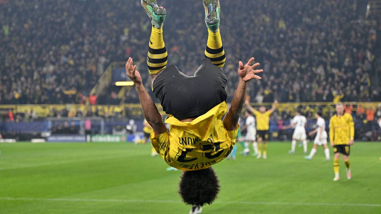 Karim Adeyemi (l) freut sich mit einem Salto nach seinem Treffer zum 1:0.