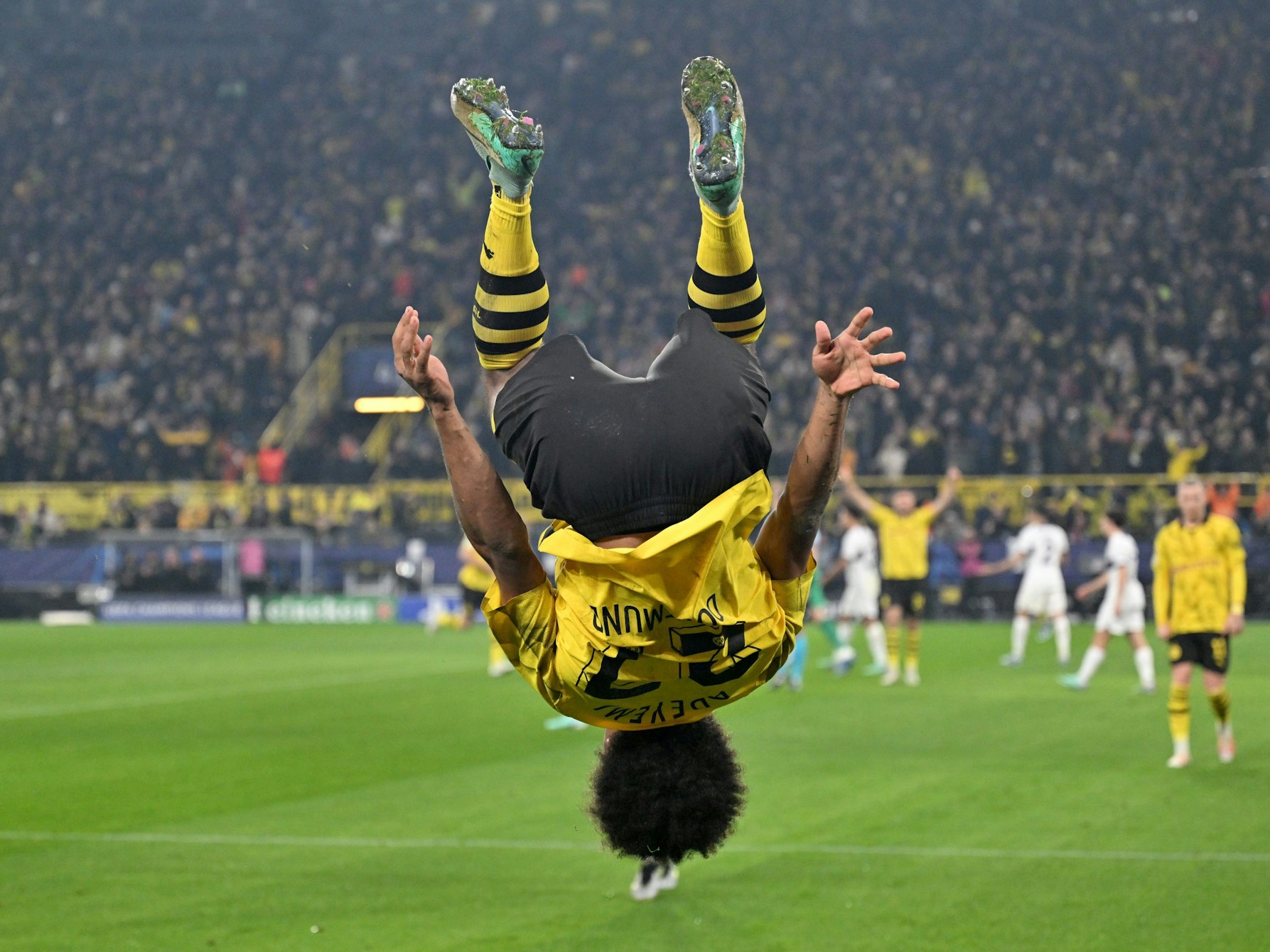 Karim Adeyemi (l) freut sich mit einem Salto nach seinem Treffer zum 1:0.