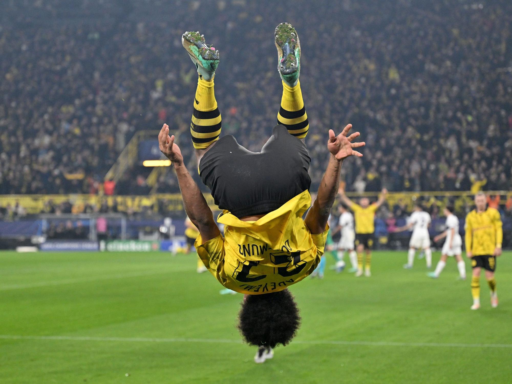 Karim Adeyemi (l) freut sich mit einem Salto nach seinem Treffer zum 1:0.