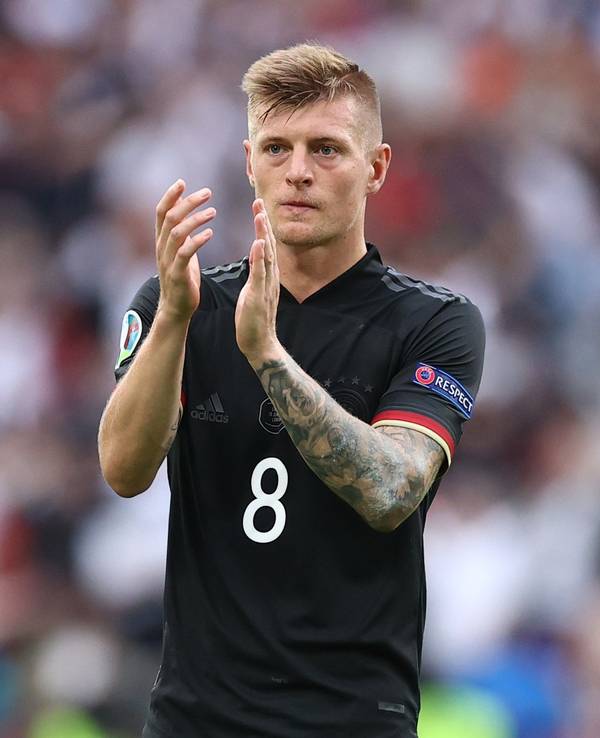 Toni Kroos applaudiert den Fans nach seinem letzten Spiel für die deutsche Nationalmannschaft.