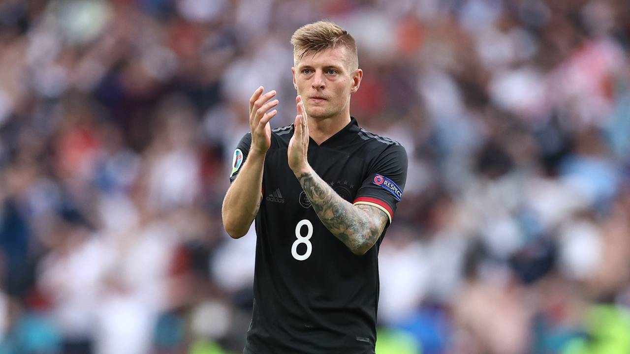 Toni Kroos applaudiert den Fans nach seinem letzten Spiel für die deutsche Nationalmannschaft.