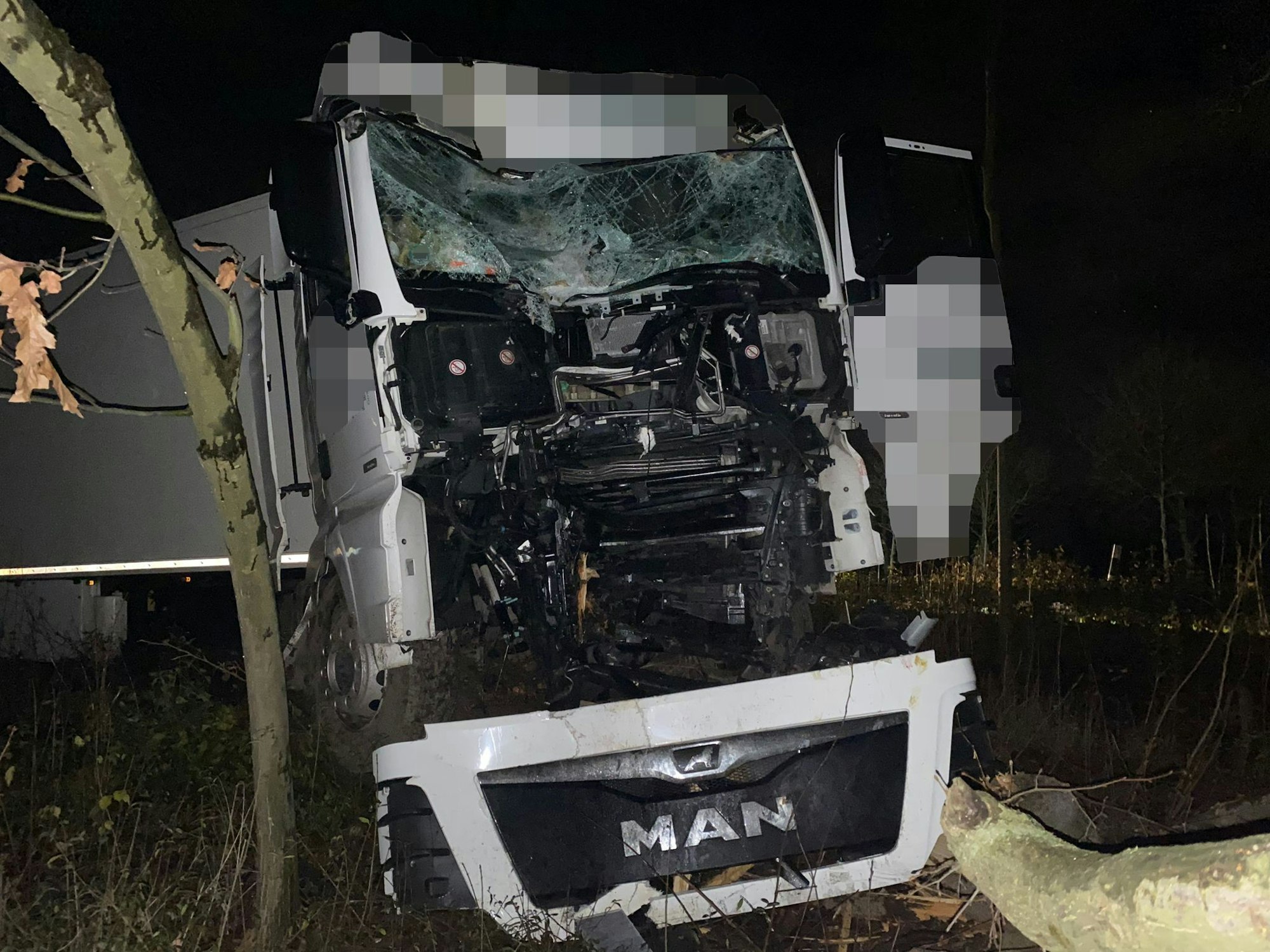 Der verunfallte Lkw auf der A555.