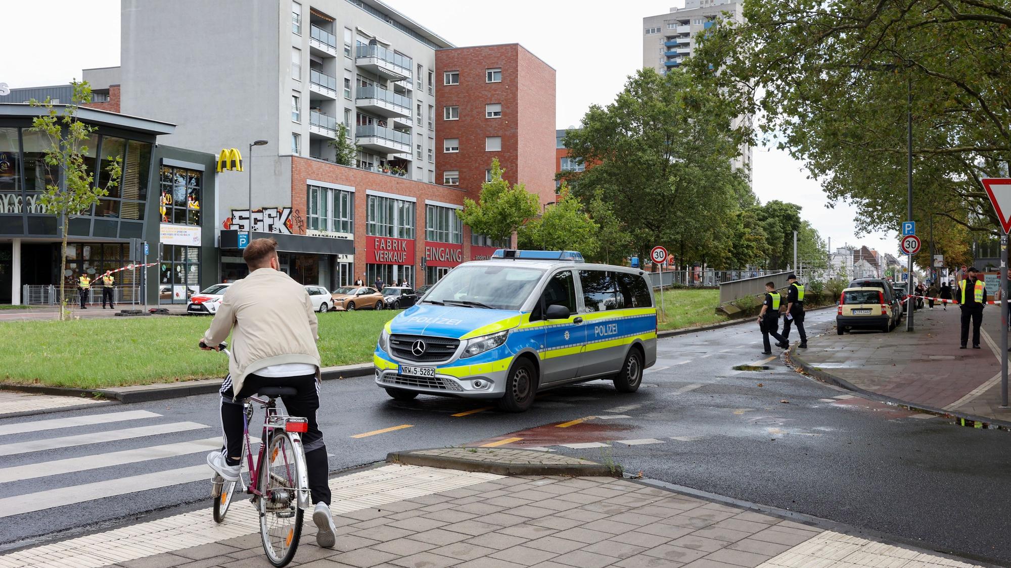 Eine Polizeistreife auf der Bonner Straße in Köln-Bayenthal.