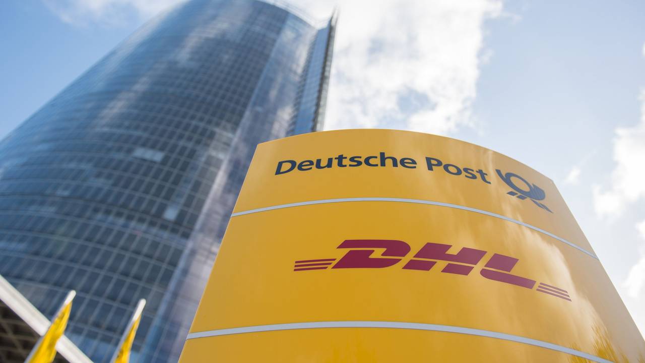 Ein Schild mit dem Logo der Deutschen Post und von DHL steht an der Zentrale des Logistikonzerns.