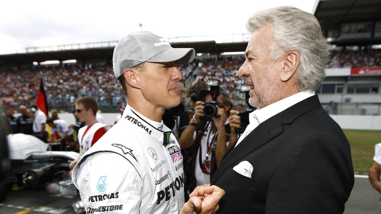 Michael Schumacher und Willi Weber unterhalten sich vor einem Rennen.