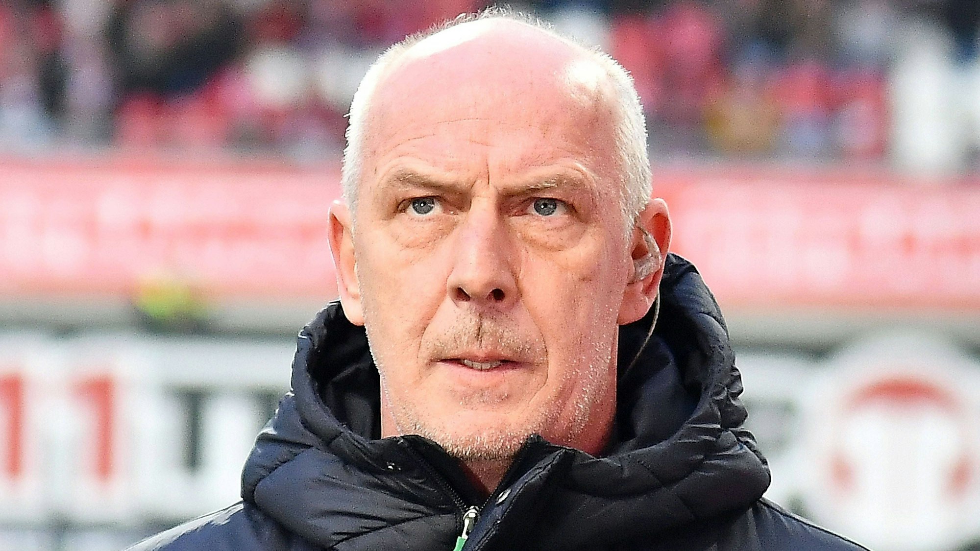 Mario Basler blickt am Spielfeldrand als TV-Experte grimmig drein.