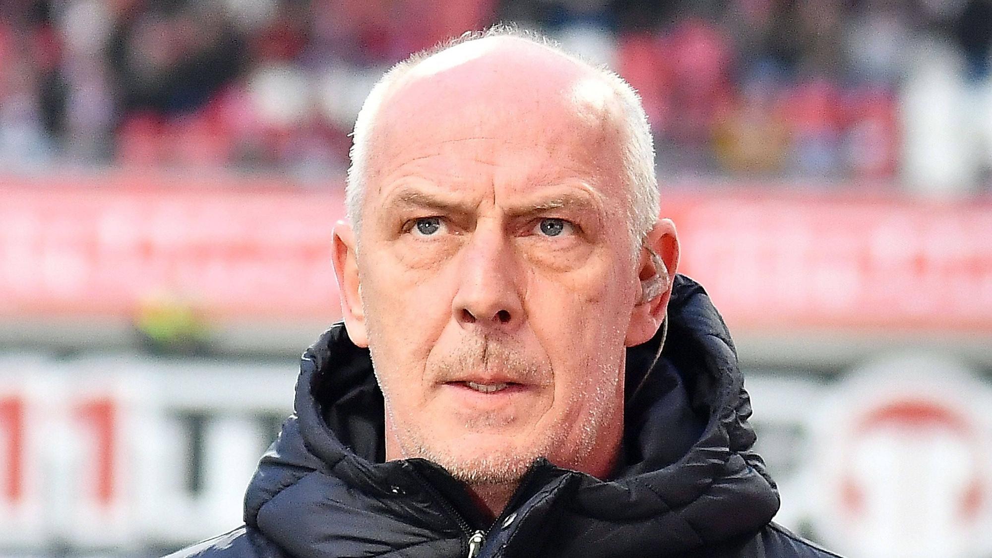 Mario Basler blickt bei einem Einsatz als TV-Experte grimmig.