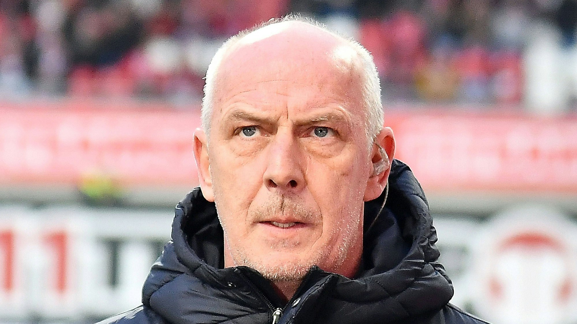 Mario Basler blickt bei einem Einsatz als TV-Experte grimmig.