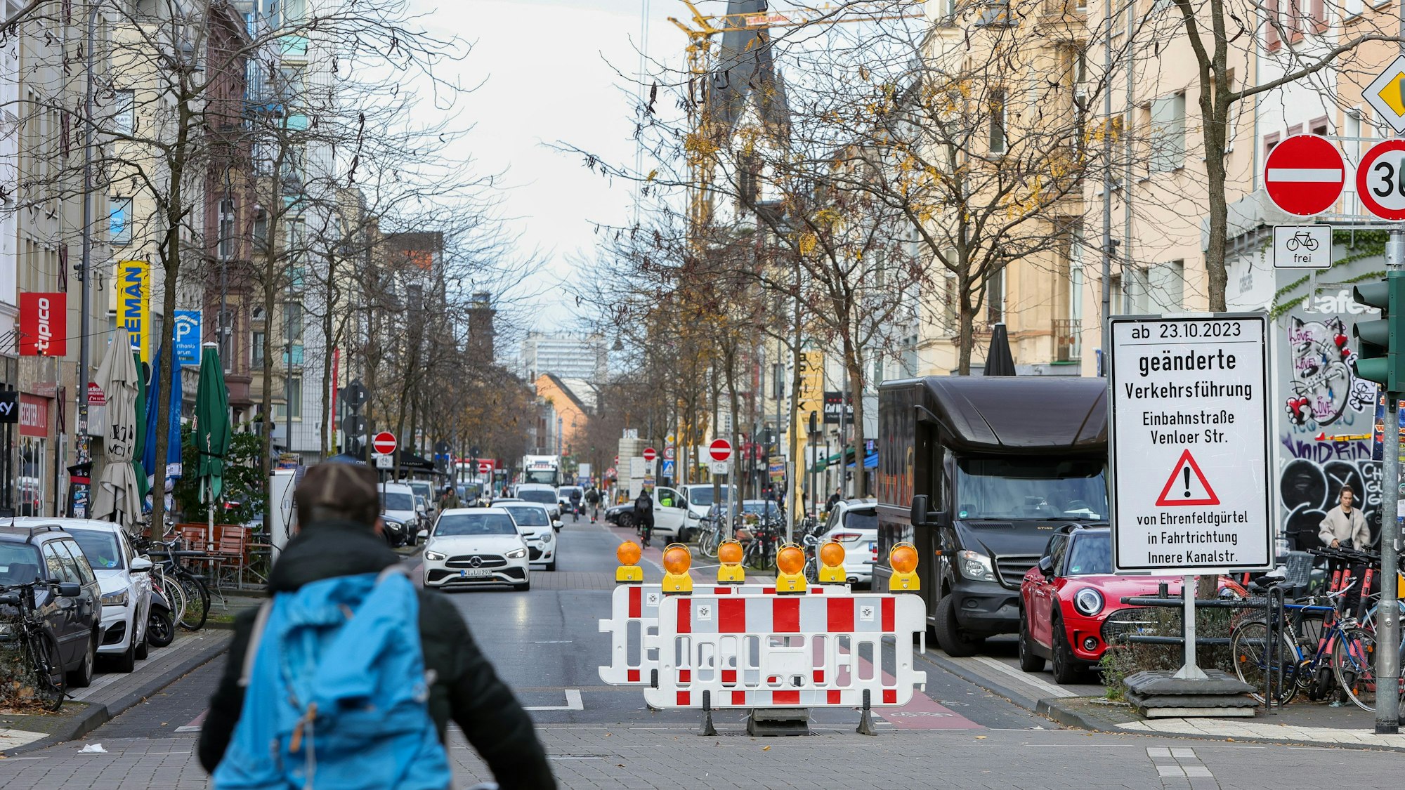 Die Venloer Straße ist für Autos nur in eine Richtung geöffnet.